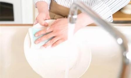 Những lưu ý để rửa bát an toàn cho cả gia đình Tráng bát đĩa không sạch ảnh hưởng nghiêm trọng tới sức khỏe