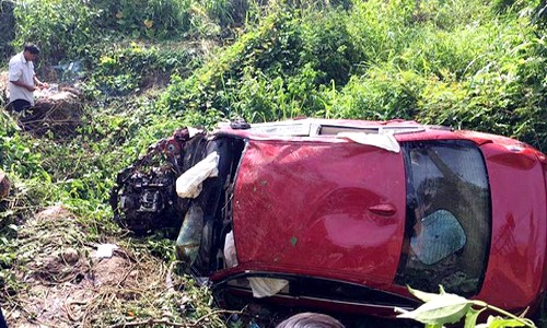 Ôtô BMW lao xuống vực, 7 người thương vong Phần đầu ôtô BMW bị bẹp dúm. Ảnh: BH.Y