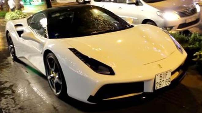 Cường Đô La sở hữu thêm 'siêu ngựa' Ferrari 488 GTB Cường Đô La hiện sở hữu nhiều siêu xe độc đến cả những "tay chơi" xe nước ngoài còn phải mơ ước.