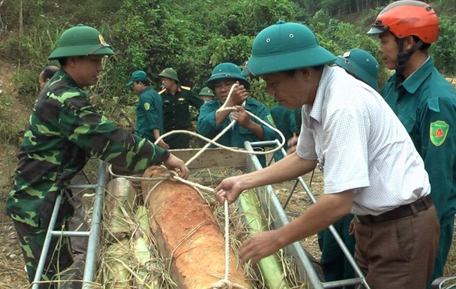 Đào đường phát hiện bom “khủng” trong khu dân cư Các lực lượng chức năng chuẩn bị tiêu hủy quả bom