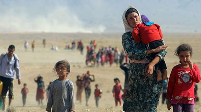 Bé gái hai tuổi và bố mẹ bị IS thiêu sống Người Yazidi ở Iraq sơ tán khỏi một thị trấn bị IS tấn công. Ảnh: Mirror