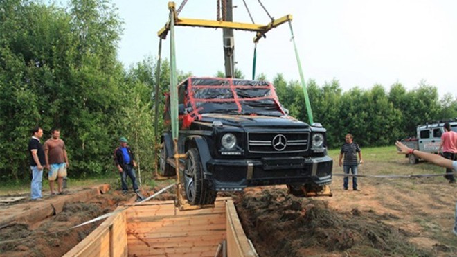 Tay chơi Nga chôn Mercedes G-class Mercedes G500 trở thành một chiếc boongke đặc biệt. Ảnh: Autoevolution.