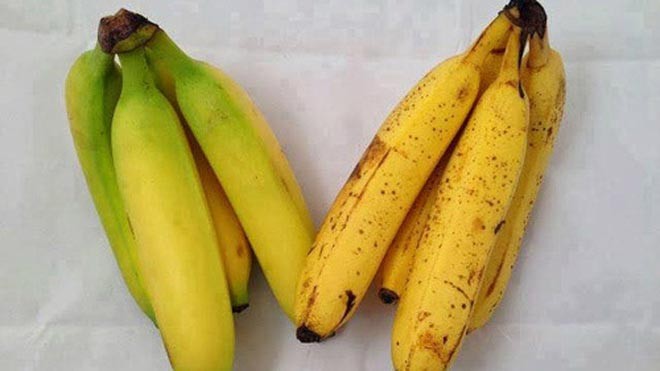 Nhận biết chuối chín cây và chuối chín ép bằng hóa chất Chuối chín ép vàng tươi nhưng phần cuống vẫn còn xanh. Ảnh minh họa: P.T.