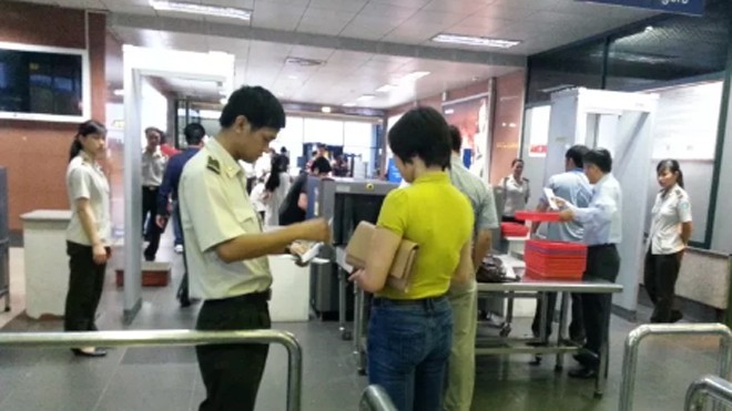 Xử phạt một giáo viên đi máy bay bằng giấy tờ giả Kiểm tra an ninh trước khi vào khu vực cách ly tại sân bay Nội Bài (ảnh minh họa)