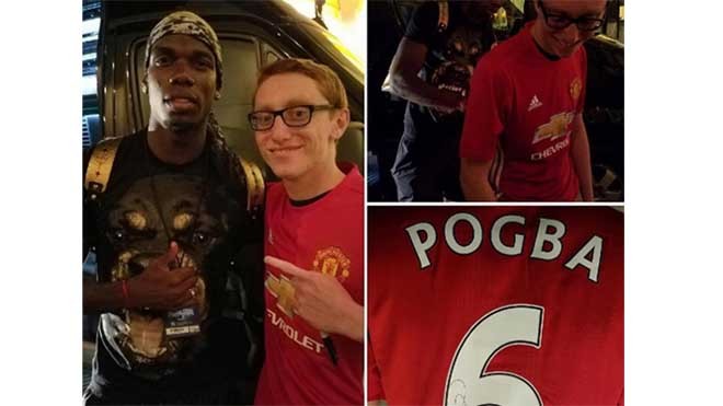 Những khoản tiền khổng lồ đằng sau vụ Man Utd mua Pogba Pogba ký vào áo Man Utd hôm 31/7.
