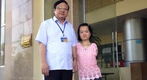 Thí sinh làm bài bằng chân được đặc cách vào thẳng đại học Ông Nguyễn Mạnh An, Hiệu trưởng Trường đại học Hồng Đức (Thanh Hóa) bên thí sinh đặc biệt không tay Lê Thị Thắm