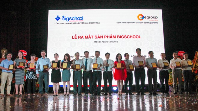 Bigschool: Trường học hiện đại trong thời công nghệ số Ông Nguyễn Ngọc Thủy và ông Lê Thống Nhất trao tặng kỷ niệm chương cho các đối tác và các thành viên ban cố vấn của Bigschool.