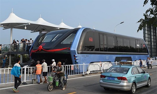 Chạy thử xe buýt khổng lồ chống tắc đường TEB-1, mẫu xe buýt độc đáo chống tắc đường đưa vào thử nghiệm hôm 2/8 tại Trung Quốc.