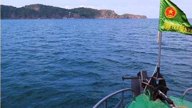 Cứu sống 5 ngư phủ bị chìm tàu trên biển Tàu tuần tra Biên phòng làm nhiệm vụ cứu nạn cứu hộ trên biển