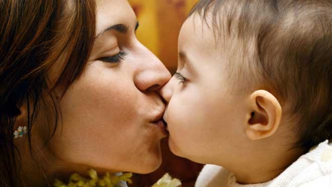 Hôn môi trẻ dễ khiến bé nhiễm bệnh chết người Ảnh: Davidwolfe.