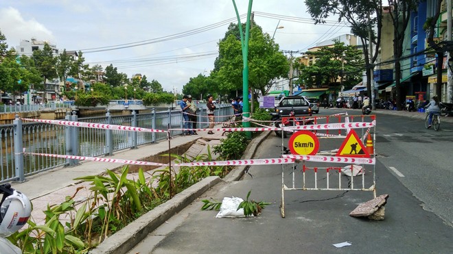 Đất sụp gần chục mét vuông ở Sài Gòn Hố tử thần rộng hơn 10m2 trên đường.