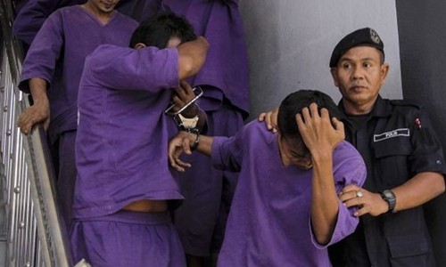 Nghi phạm hiếp dâm thiếu nữ 14 tuổi thoát án tù nhờ cưới nạn nhân Cảnh sát dẫn giải các nghi phạm hiếp dâm tới một phiên tòa ở Malaysia. Ảnh: Independent.