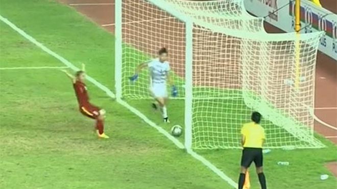 Trọng tài Việt Nam: ‘Bóng chưa qua vạch vôi' Tình huống gây tranh cãi khi thủ môn Thái Lan phá bóng sau quả sút của Nguyễn Thị Liễu.
