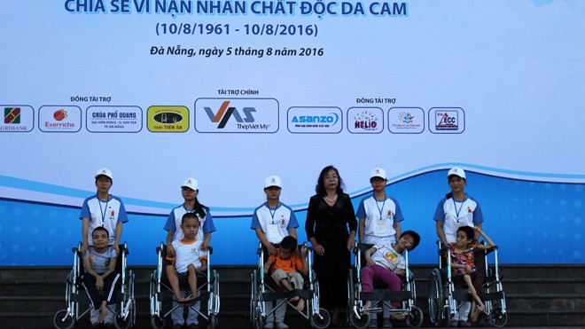 3000 người đi bộ vì nạn nhân chất độc da cam Đại diện Hội học bổng Trang Đoàn Việt Nam trao tặng xe lăn cho các nạn nhân chất độc da cam/dioxin. Ảnh: Giang Thanh