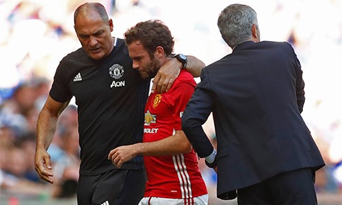 Mourinho lý giải việc thay đổi người khiến Mata bực tức Mata hậm hực ra mặt khi bị Mourinho rút khỏi sân cuối trận. Anh và HLV người Bồ Đào Nha từng có hiềm khích lớn thời cả hai còn phụng sự Chelsea.
