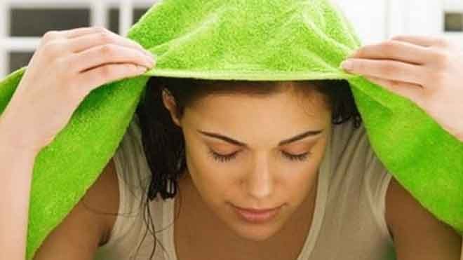 Ðau mắt đỏ có nên xông lá trầu? Nhiều người thường xông lá trầu khi bị đau mắt. Ảnh minh họa.