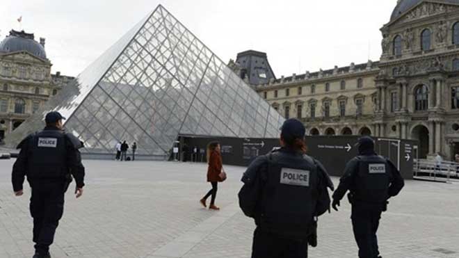 Thiếu nữ 16 tuổi âm mưu tấn công khủng bố Pháp Cảnh sát tuần tra gần bảo tàng Louvre, Paris. Ảnh: IBTimes
