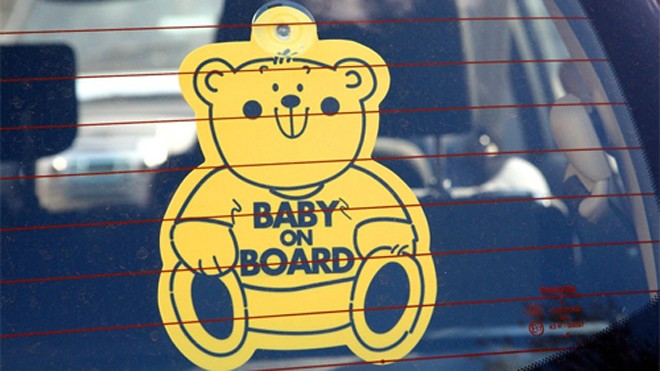 Công dụng tuyệt vời của giấm trắng với xe hơi Miếng sticker cho biết trên xe có trẻ em. Ảnh: Alamy.