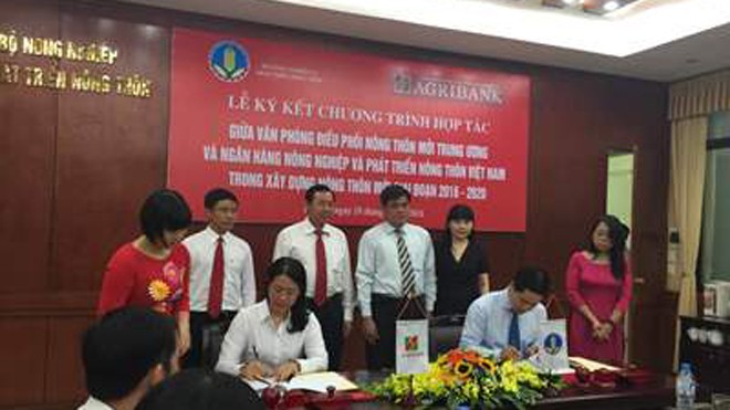 Agribank ký kết hợp tác xây dựng nông thôn mới giai đoạn 2016-2020 Ông Nguyễn Minh Tiến, Cục trưởng, CVP điều phối nông thôn mới Trung ương và Bà Nguyễn Thị Phượng, Phó Tổng giám đốc Agribank ký Chương trình hợp tác