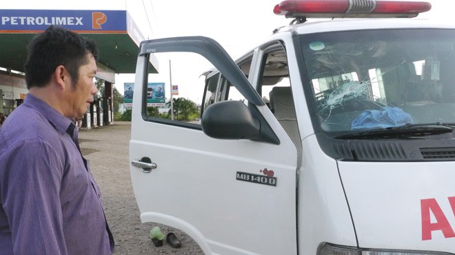 Đập xe, đánh tài xế ngăn không cho chở người chết ra khỏi bệnh viện Ông Tuấn và chiếc xe cấp cứu với nhiều vết chém, đập do bị ngăn không cho vào chở bệnh nhân