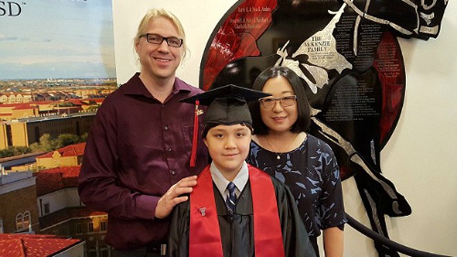 Cậu bé 12 tuổi vào Đại học Cornell Jeremy Shuler, chụp chung với cha mẹ trong lễ tốt nghiệp trung học. Ảnh: Daily Mail.