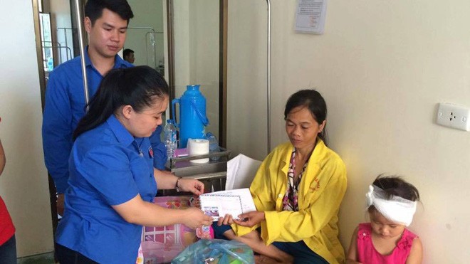 Bé gái 4 tuổi bị chó cắn mất tai Thăm hỏi gia đình gặp nạn.