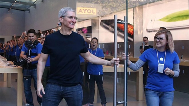 Tim Cook: 'Chưa có sản phẩm nào thay thế được iPhone' Tim Cook mở cửa Apple Store trong ngày mở bán iPhone 6. Ảnh: WP