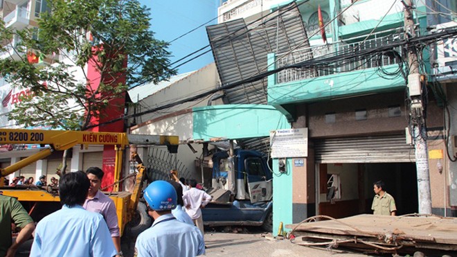 Container lao vào trụ sở công ty, 2 người thương vong Hiện trường tai nạn.