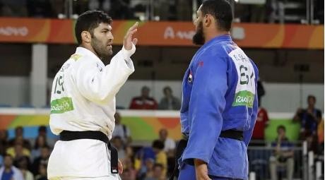 VĐV Judo bị 'đuổi' về nước vì từ chối bắt tay đối thủ VĐV El Shehaby (áo xanh) từ chối bắt tay đối thủ người Israel