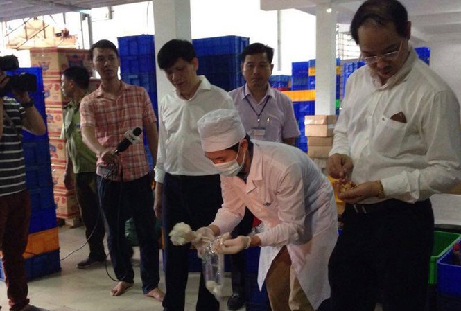 Bánh Trung thu đóng gói dưới nền nhà bẩn Đoàn lấy mẫu bánh để kiểm tra chất lượng