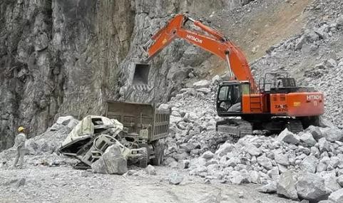 Tài xế vào mỏ bị đá rơi đè chết tại chỗ Hiện trường vụ tai nạn