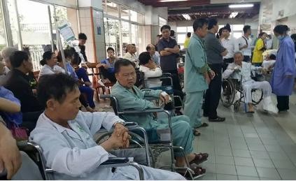Những thay đổi bất ngờ ở bệnh viện Nhà nước Tại nhiều bệnh viện đều đã ứng dụng CNTT trong khám chữa bệnh. Trong ảnh, bệnh nhân theo dõi lượt khám hiện trên bảng điện tử tại BV Bạch Mai. Ảnh: H.Hải