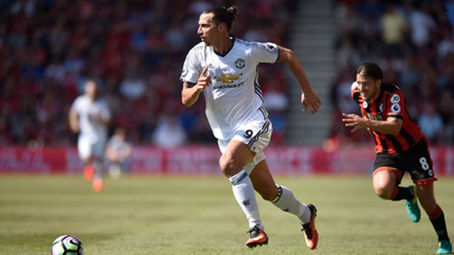 Đối thủ từng kinh ngạc khi Ibrahimovic 'hạ mình' tới Ligue I Ibrahimovic vẫn khiến các đối thủ phải vất vả chạy theo dù đã 34 tuổi. Ảnh: Reuters.