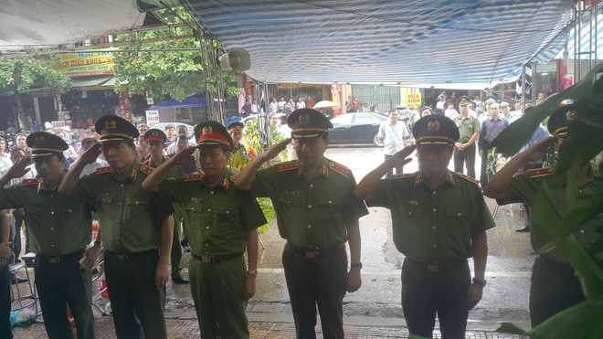 Tổ chức lễ tang các nạn nhân vụ nổ súng tại văn phòng Tỉnh ủy Yên Bái Thượng tướng Tô Lâm, Bộ trưởng Bộ Công an cùng một số lãnh đạo bộ đã có mặt và gửi lời chia buồn sâu sắc với gia đình ông Cường và ông Tuấn.