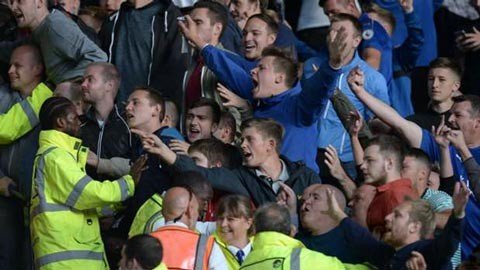 CĐV Leicester và Arsenal choảng nhau trên khán đài CĐV Leicester và Arsenal choảng nhau trên khán đài