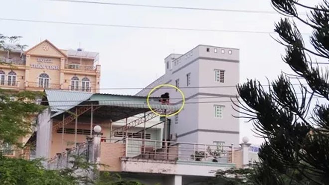 Nam thanh niên cố thủ trên nóc nhà dân suốt 8 tiếng Nam thanh niên ngồi cố thủ trên nóc nhà dân ở tầng 2.