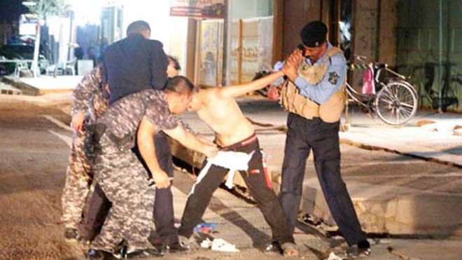 Vật lộn, gỡ bom trên người chiến binh nhí Ảnh: Reuters