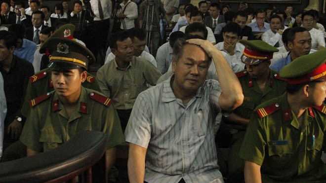 Ông Phạm Công Danh bật khóc khi xin Tòa ‘tha’ cho thuộc cấp Ông Phạm Công Danh bật khóc tại tòa khi nhắc đến các thuộc cấp. Ảnh: Tân Châu