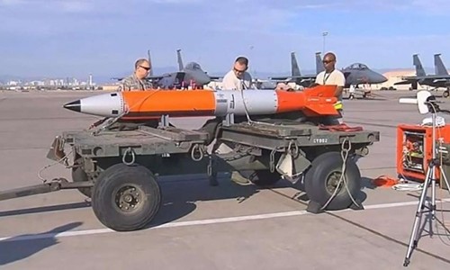 Mỹ phát triển bom hạt nhân thông minh đầu tiên Các chuyên gia vũ khí Mỹ đang kiểm tra bom hạt nhân thông minh B61-12. Ảnh: SCMP.