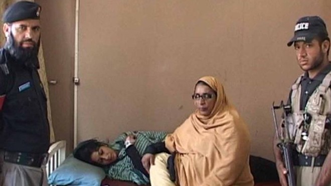 Cô gái bị cha đẻ ném đá suýt chết vì nghi ngoại tình Nạn nhân Shakila Khan đang ở trong tình trạng nguy kịch tại bệnh viện. Ảnh: Daily Mirror