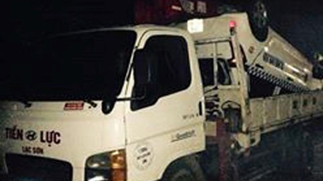 Taxi lao xuống suối nát bét khiến cán bộ quản lý thị trường chết thảm Taxi lao xuống suối nát bét khiến cán bộ quản lý thị trường chết thảm