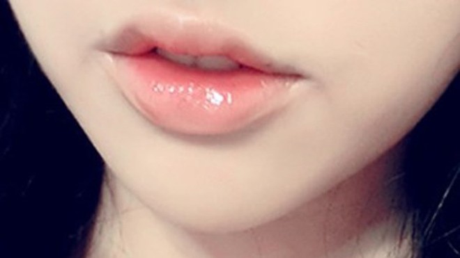 Cách làm môi thâm trở nên đỏ hồng bằng mặt nạ Sở hữu làn môi đỏ hồng là niềm mong ước của nhiều bạn gái. (Ảnh minh họa)