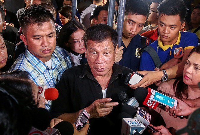 Góc khuất sau cuộc chiến chống ma túy đẫm máu ở Philippines Tổng thống Philippines Rodrigo Duterte (giữa) trong vòng vây báo chí (Ảnh: AFP)