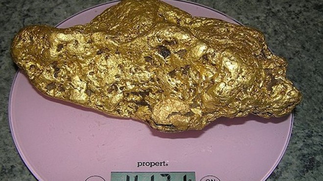 Người đàn ông Australia đào được khối vàng 4 kg Khối vàng nặng 4 kg trên bàn cân. Ảnh: Minelab.com.