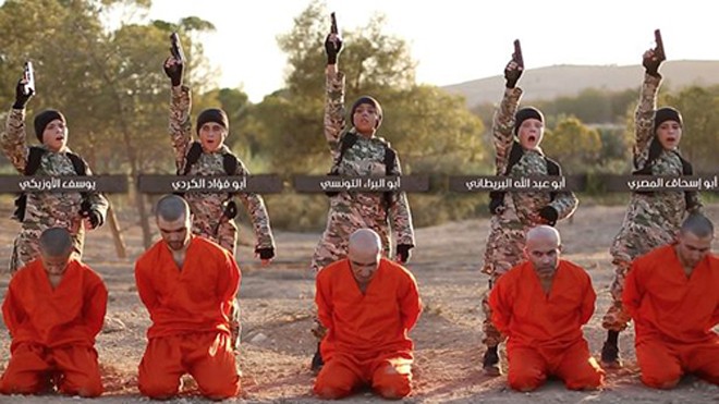 Năm phiến quân IS nhí xử tử các tù nhân 5 phiến quân IS nhí xử tử các tù nhân ở Syria bằng súng. Ảnh: Mirror