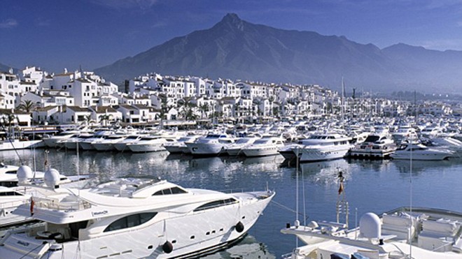 Hai cô gái trẻ bị đấm gãy mũi vì từ chối lời tỏ tình Puerto Banus là một khu nghỉ mát sang trọng của Tây Ban Nha, với nhiều du thuyền lớn. Ảnh: Corbis.