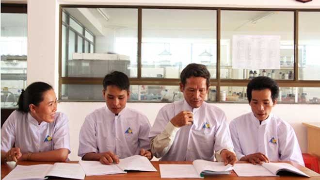 Bốn cha con học chung lớp y sĩ Bốn cha con, lần lượt từ phải qua: anh Công Nhật, ông Út Tiệp, anh Minh Dương, chị Anh Thư cùng ôn bài tại trường. Ảnh: M.T