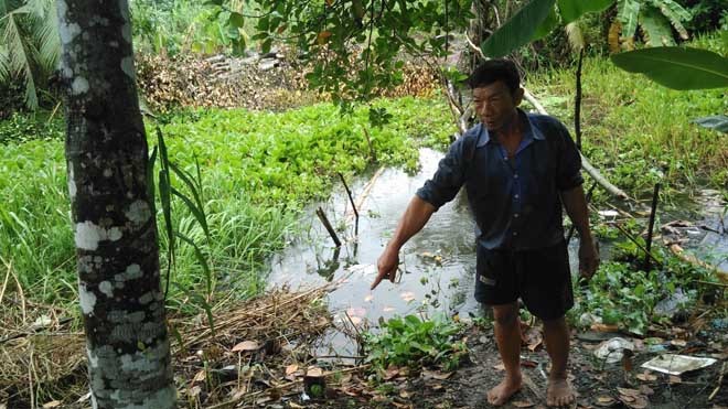 Chủ vựa trái cây lấy tiền cho gái rồi tung tin bị cướp Ông chủ nhà trọ chỉ nơi ông Phường bị "trói cướp mất tiền".