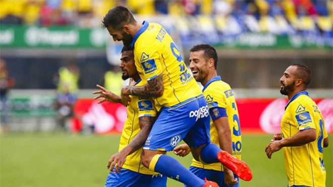 Las Palmas trở lại vị trí dẫn đầu La Liga sau 38 năm Boateng (trái) chia vui trong trận thắng Granada. Ảnh: Reuters