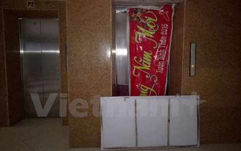 Nghi vấn rơi thang máy chung cư ở Hà Nội, 1 người mắc kẹt Cửa thang máy vận chuyển gặp sự cố được che chắn tạm
